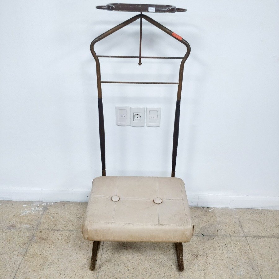 Antiguo despojador de diseño en metal con asiento tapizado
