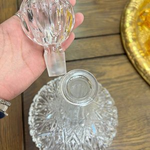 Licorera Antigua de Cristal Tallado con Diseño Facetado y Tapón Esférico - imagen 4