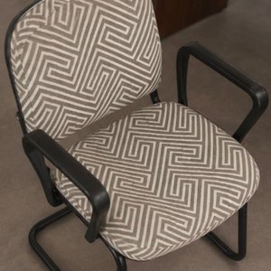 Silla de Oficina Tapizada en Tela con Diseño Geométrico - imagen 3
