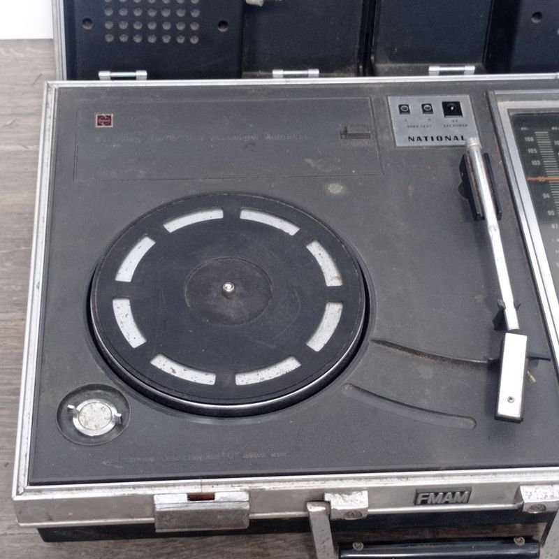 Tocadiscos marca National con radio AM-FM en buen estado - imagen 2