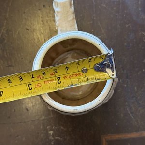 Juego de 4 Jarritas de Cerámica con Relieve y Borde Oscuro - imagen 3