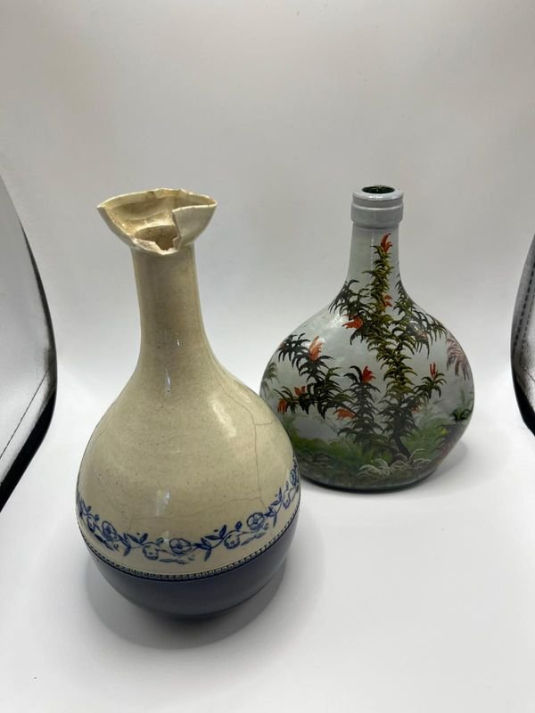 Vajilla de cerámica vintage con botellas y maceta - imagen 2