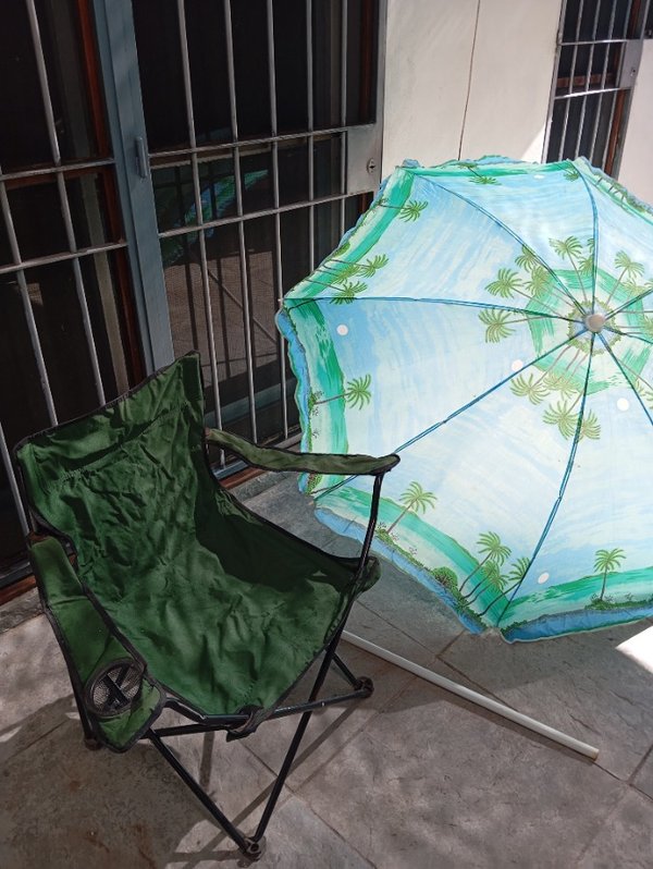 Sombrilla y silla plegable en buen estado - imagen 2