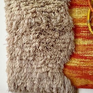 Tapiz Beige y Naranja Hecho a Mano con Texturas Variadas - imagen 3