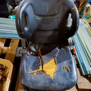 Asiento de Elevador Usado con Desgaste - imagen 2