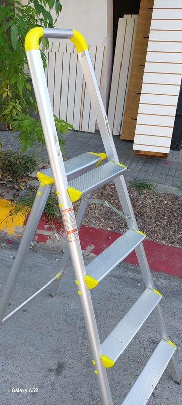 Escalera en aluminio con laterales amarillos - imagen 3