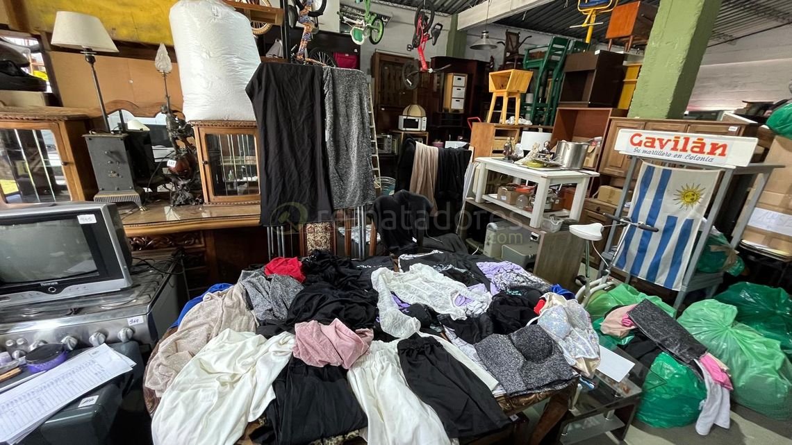 Lote Variado de Ropa y Muebles Antiguos