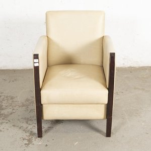 Butaca Beige Tapizada en Cuerina con Detalles en Madera Oscura - imagen 1