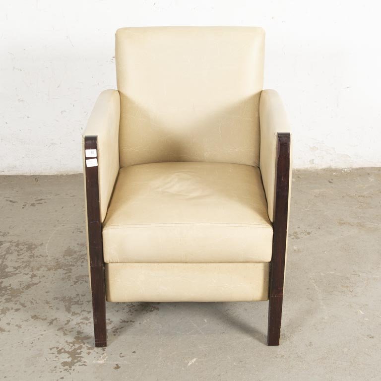 Butaca Beige Tapizada en Cuerina con Detalles en Madera Oscura