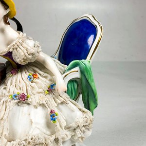 Figura de Porcelana: Dama con Vestido Floral y Perro - imagen 4