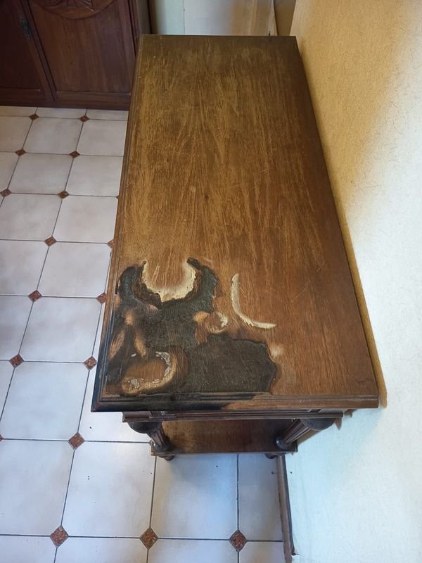 Elegante Mesa Consola Clásica con Herrería en Bronce y Estante Inferior - imagen 2