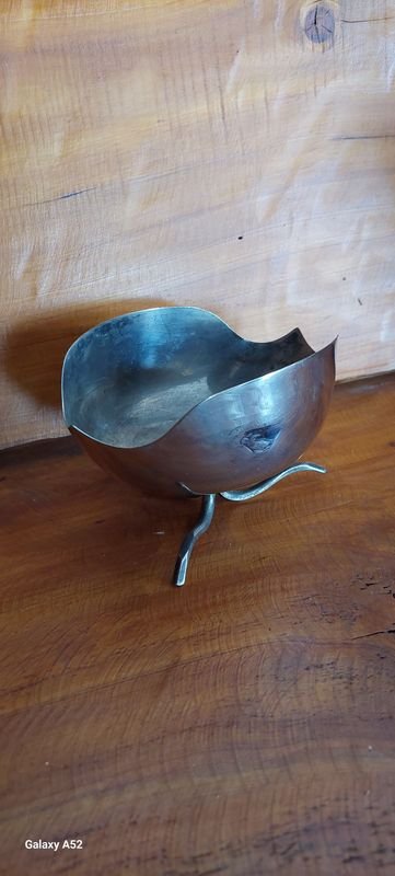 Centro de mesa en metal sellado, diseño antiguo y pequeño - imagen 3
