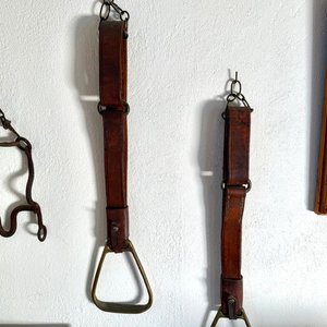 Lote siguiente: Par de Estribos de Montar en Bronce y Cuero