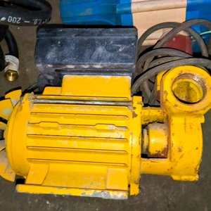 Lote de Herramientas: Bomba de Agua, Compresor de Pintar y Accesorios - imagen 2