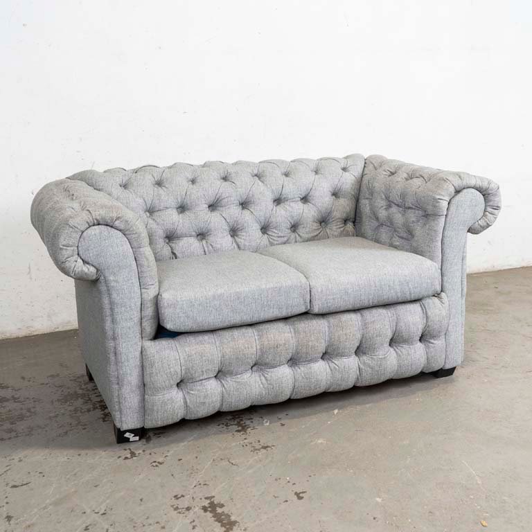 Sofá de 2 Cuerpos Gris Capitoneado con Almohadones