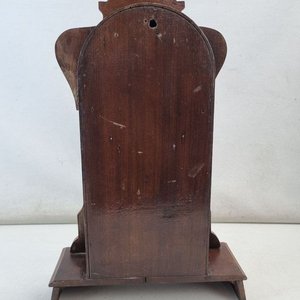 Importante Reloj de Mesa Antiguo con Caja de Madera Tallada y Péndulo - imagen 5