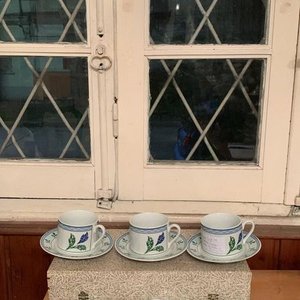Lote siguiente: 1 juego de 6 tazas y 6 platillos con motivos florales