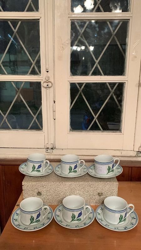 1 juego de 6 tazas y 6 platillos con motivos florales