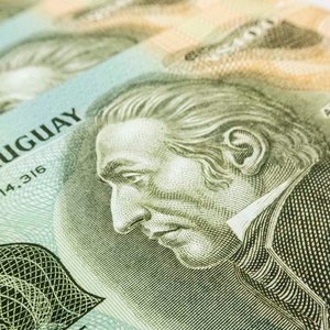 4 Billetes Uruguayos de $100 Nuevos Pesos con Numeración Correlativa - imagen 2