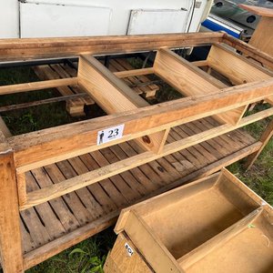 Mesa de Trabajo Robusta de Madera con Cajones y Estantes - imagen 3