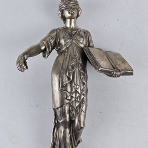 Tintero Antiguo con Figura de Dama de la Justicia y Detalles Ornamentales - imagen 5
