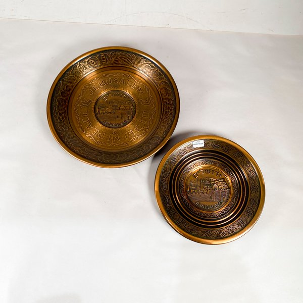 Dos Cuadros Decorativos Circulares de Cobre Repujado con Motivo de Jerusalem - imagen 1