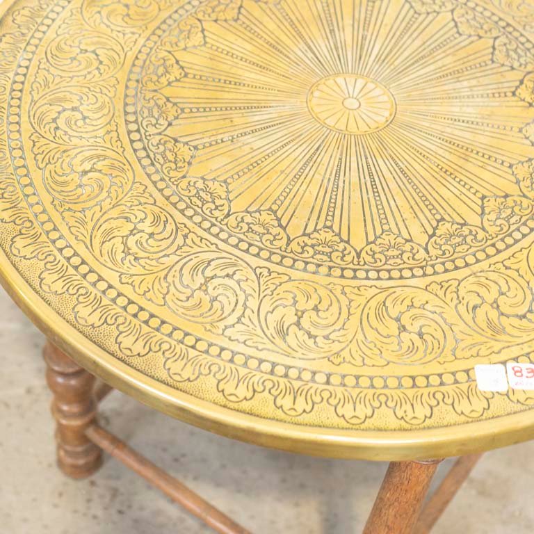 Mesa circular de sala con detalles en el lustre de las patas - imagen 2
