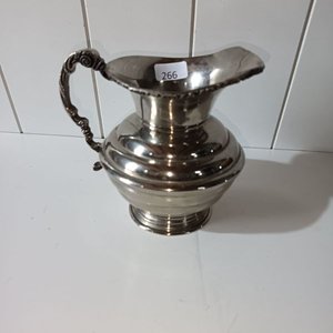 Lote anterior: Jarra Antigua de Metal Plateado con Detalles Ornamentales