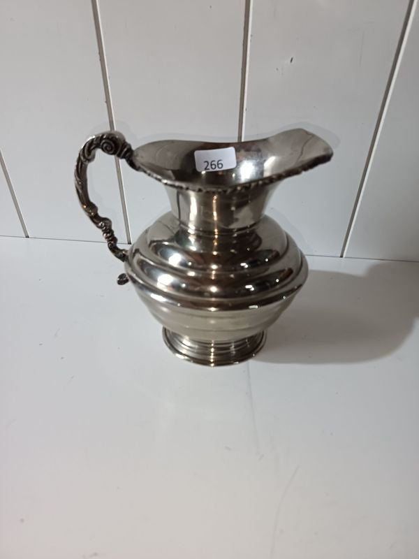 Jarra Antigua de Metal Plateado con Detalles Ornamentales