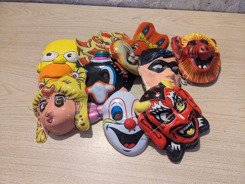 Colección de caretas y muñecos coloridos - imagen 2