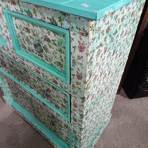 Cómoda de madera restaurada con estampado floral - imagen 2