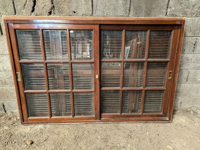 Lote anterior: Ventana de madera con dos hojas corredizas y celosías plegables
