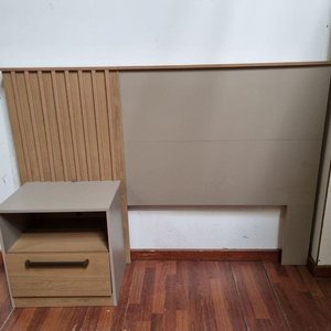 Lote siguiente: Respaldo de Cama y Mesa de Luz Combinado Madera y Beige