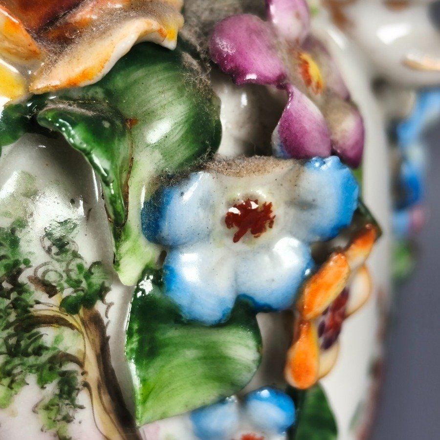 Vaso de porcelana con decoración floral y detalles pintados - imagen 11