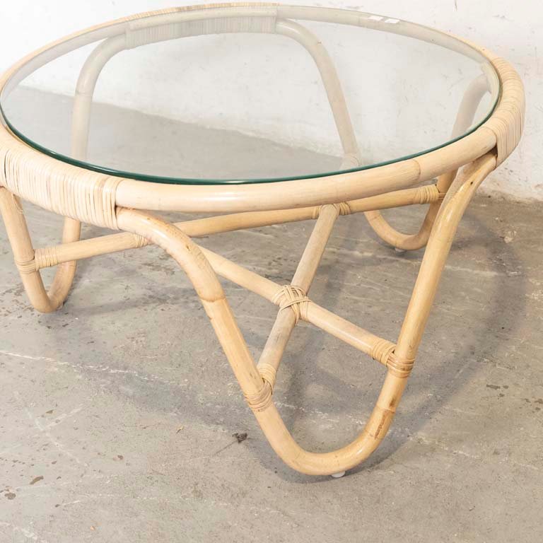 Mesa circular de living con ratán y vidrio - imagen 2
