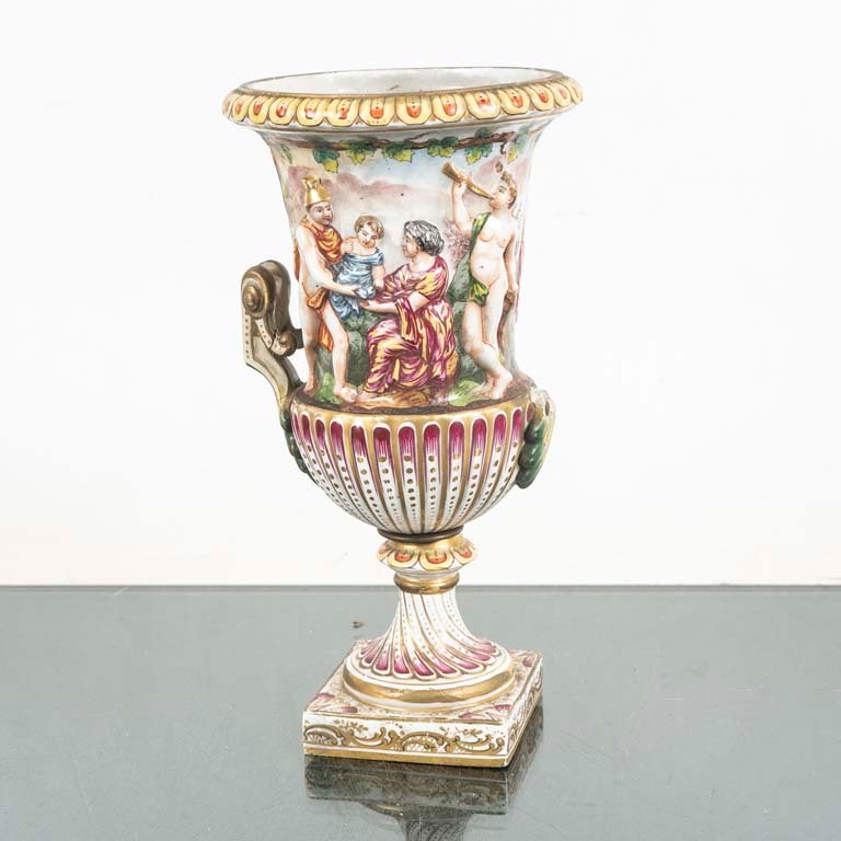 Copón Capodimonte con Escenas Mitológicas y Detalles Dorados