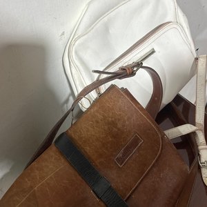 Lote siguiente: Carteras de Cuero y Tela