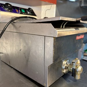 Lote #029 – Fritador eléctrico Flamemax, de mesa,  de un servicio, con estructura de acero inoxidable y canasto - imagen 2