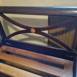 Elegante Cama de 1 Plaza Estilo Clásico en Madera Lustrada Oscura - imagen 4