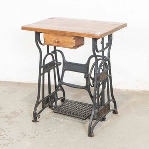 Lote siguiente: Mesa Antigua con Base de Máquina de Coser "Imperial" y Tapa de Roble