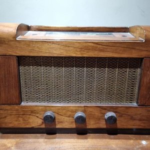Antigua Radio a Válvulas Multibanda Modelo 5107 en Caja de Madera - imagen 2