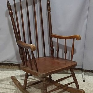 Sillón Mecedora de Madera Estilo Clásico - imagen 2