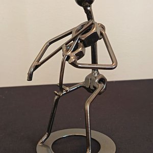 Escultura Artesanal "Violinista" en Metal Estilo Industrial - imagen 2