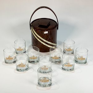 Lote anterior: Conjunto de 10 Vasos de Whisky William Grant's con Hielera Marrón