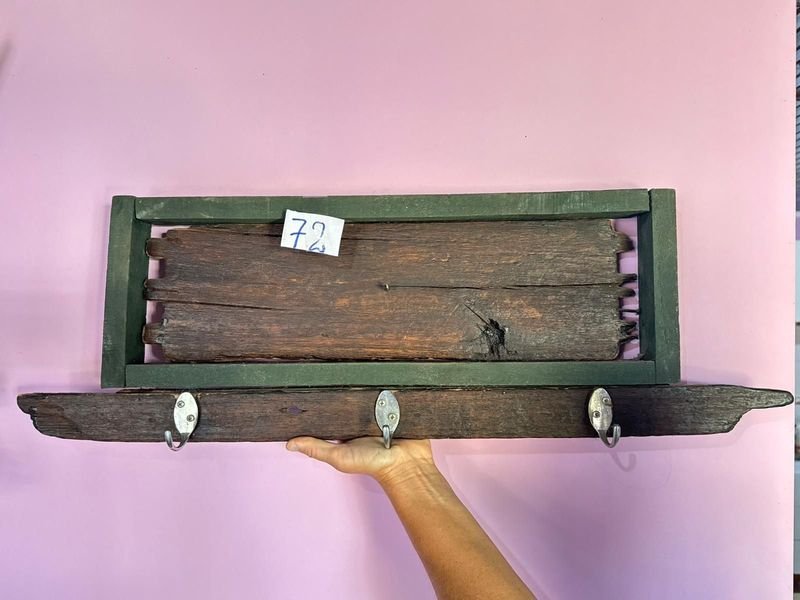 CUADRO DE PARED ARTESANAL Y PERCHERO RUSTICO DE MADERA - imagen 2
