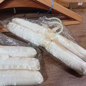 Lote de Perchas Vintage de Madera y 5 Perchas Forradas Blancas para Niños - imagen 4