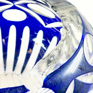 Cenicero de Cristal Tallado Azul con Diseño Geométrico - imagen 3