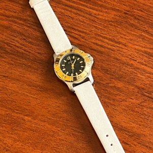 Reloj Guess de Dama Deportivo con Bisel Dorado y Correa Blanca - imagen 3