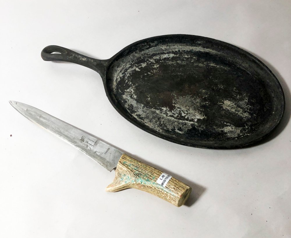 Plancha de Hierro Antigua y Cuchillo "Chalimex" con Mango de Guampa