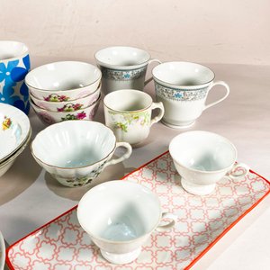 Lote de Tazas y Platos con Diseños Variados - imagen 5